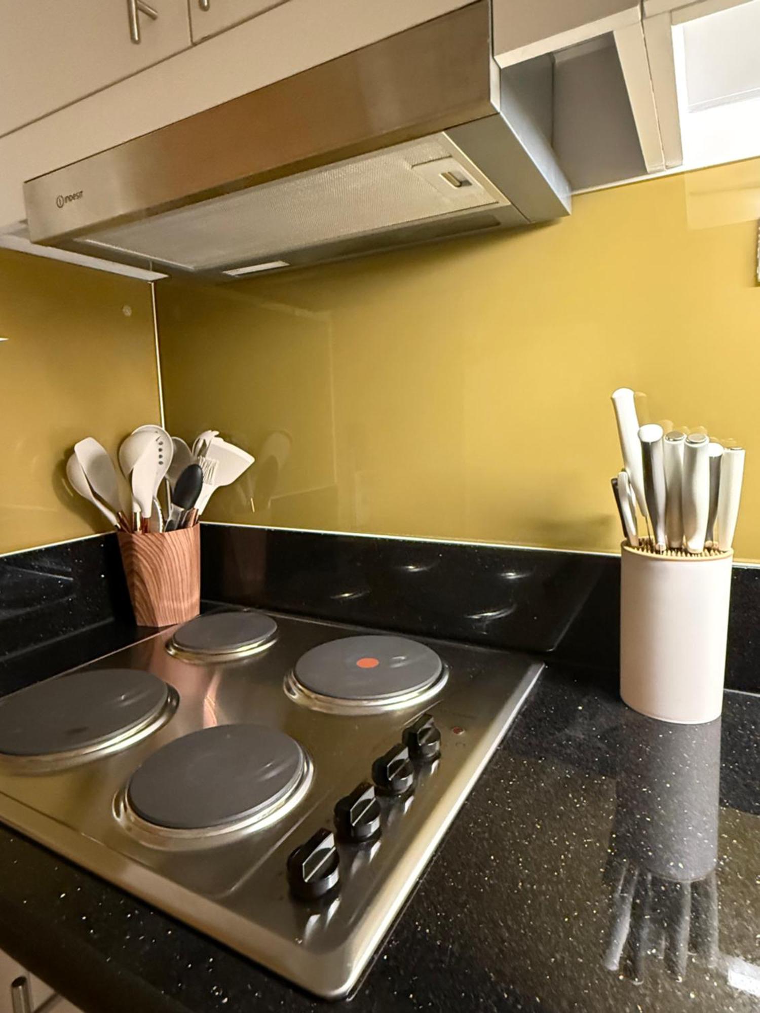 Aparthotel Glamorous Smdc Shore 3, 5 Star Rate Bnb-wifi-netflix Manila